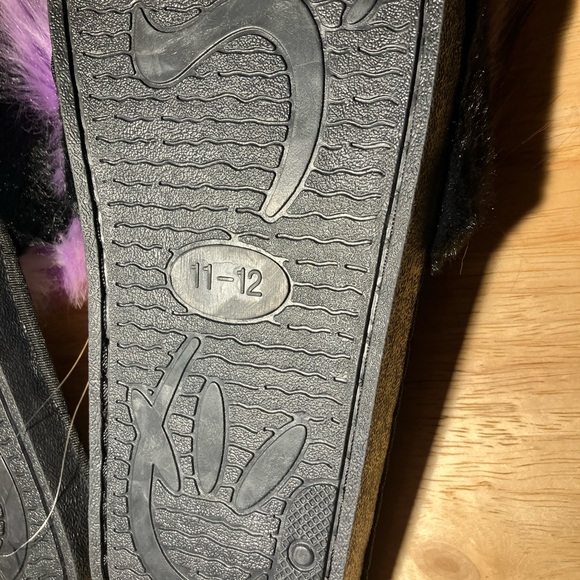 Cozy Faux Fur Slippers Sz 11-Black sole, Purple, lilac and Cream - Picture 6 of 8